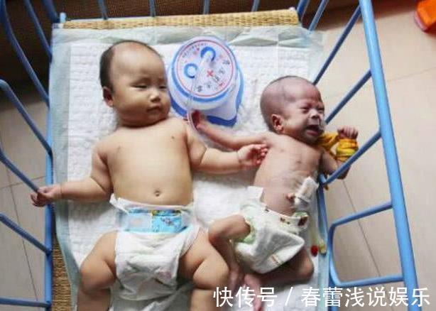 孩子|刚出生女婴被妈妈五花大绑,躺在床上不能动弹,父亲在一边抹泪