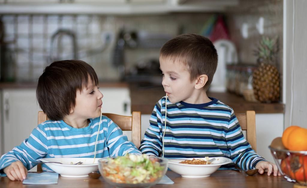 孩子|六岁姐姐训哭两岁弟弟，网友称赞：比很多家长都会管孩子