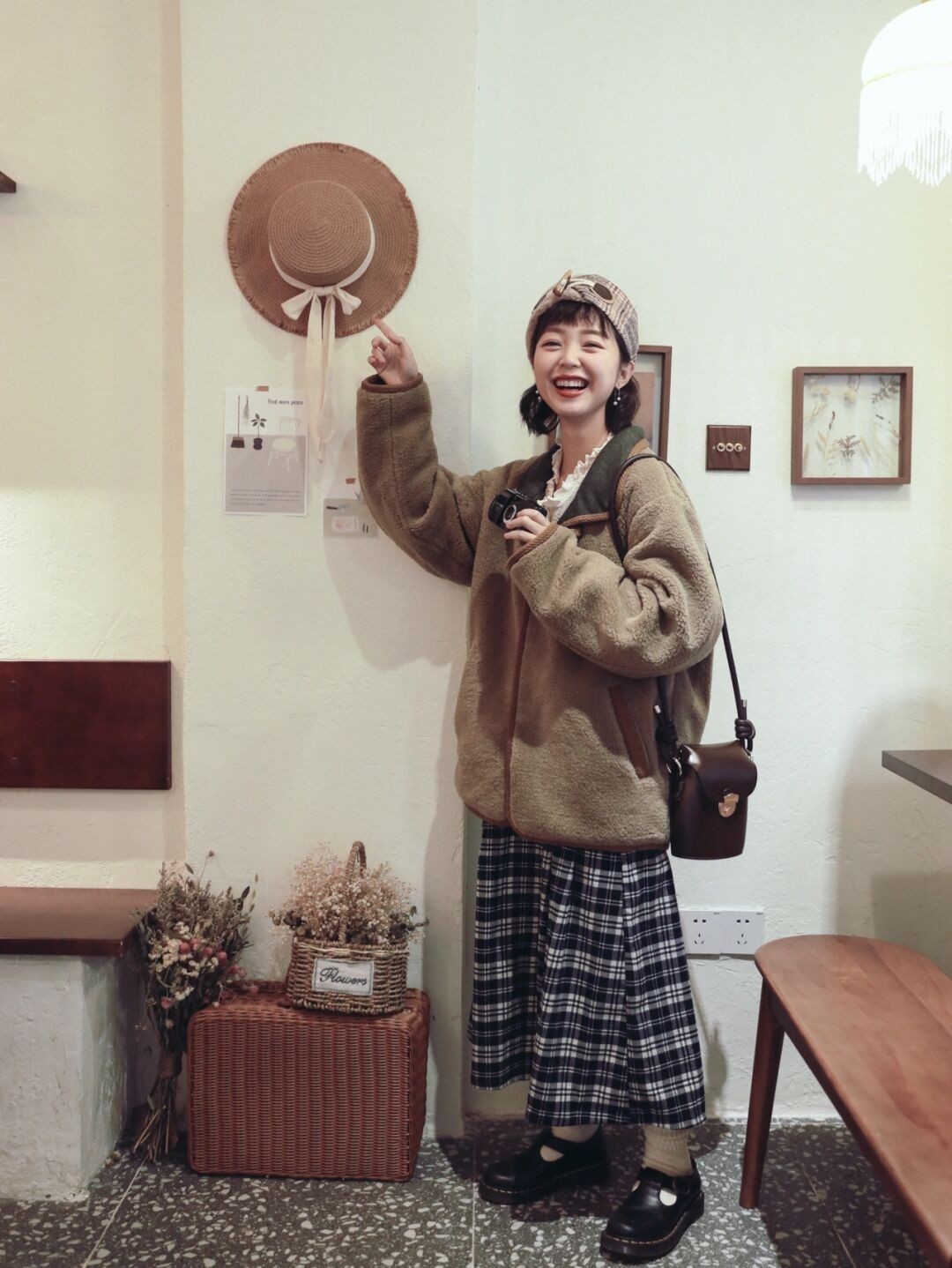 冬季 可爱风的女生,冬季用“羊羔绒单品”搭裙装和裤装,保暖又时髦