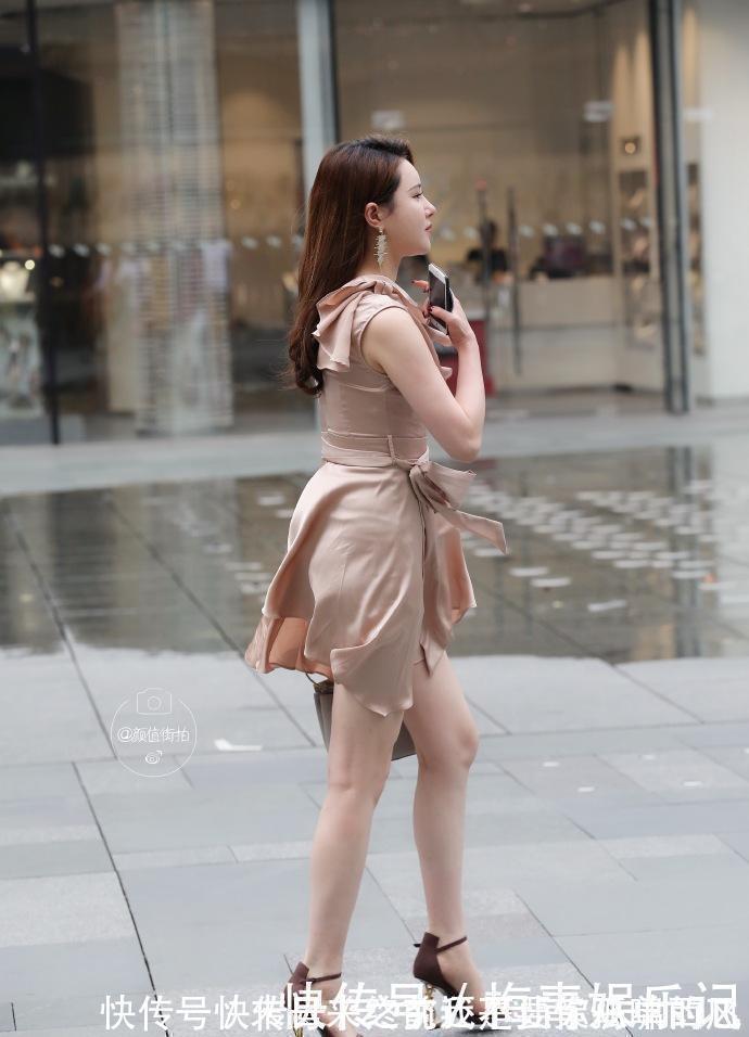 小妹妹 短裙的美丽清爽简单，走起路来到处都是漏风