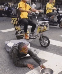 |搞笑GIF:女生喝多了什么都做的出来,她最后那几下是什么意思?