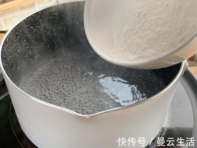 酥脆|油炸糕怎样做酥脆鼓大泡？掌握两个小技巧，各个空心不开裂