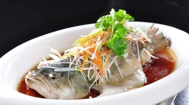 蒸鱼时,直接下锅蒸就废了,牢记四个技巧,蒸出的鱼鲜味十足