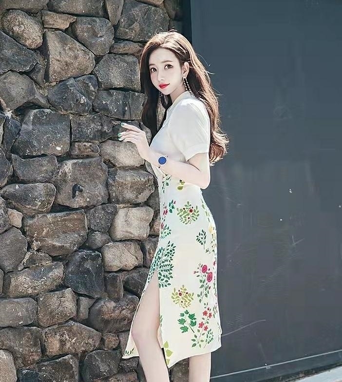 半身裙 职业套装的白色短袖衬衫,搭配开叉印花包臀半身裙的穿搭