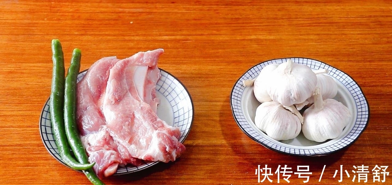 大蒜头|一盘大蒜,2块猪脆骨,先炸后炒,简单两步就能搞定,好吃不难做