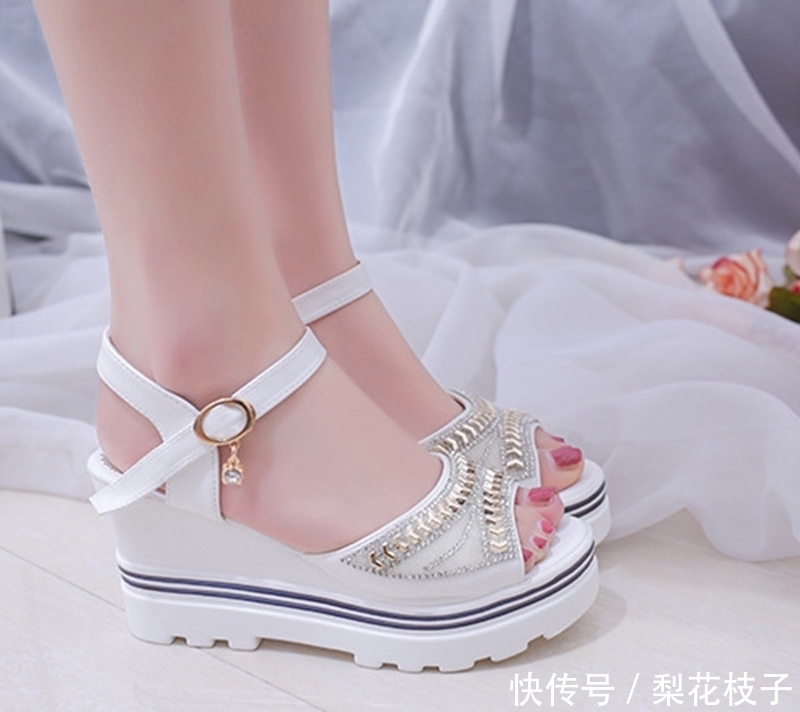 第一次看见这么有女人味的女鞋,买来配连衣裙,出街回头率更高