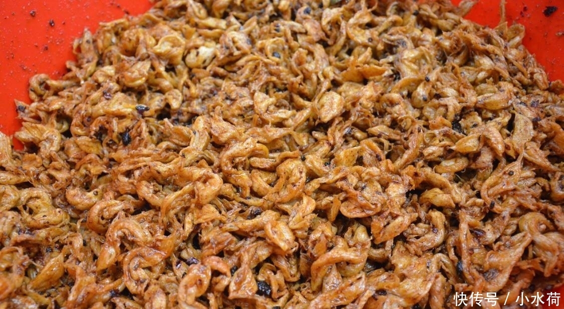 口感最佳|大姐赶集售小吃,200多罐老干妈1日用完,创新老干妈吃法