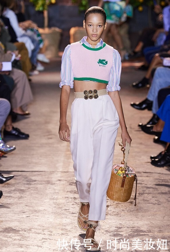 街拍|脱掉你的小白鞋吧！今年流行这种“农家渔夫鞋”，时尚又洋气