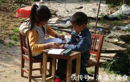 表弟|妈妈走开一会，姐姐就对弟弟“下狠手”，网友直呼：弟弟命真大