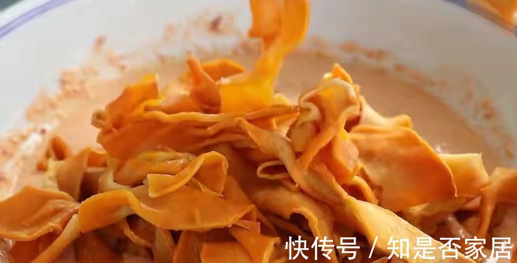 南瓜|菜园结的南瓜多得吃不完，我把南瓜晒干，没想到比牛肉干还好吃