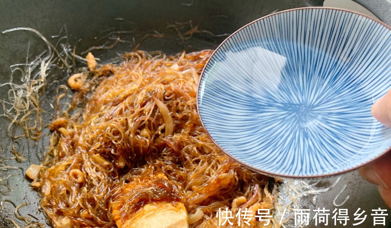 海鲜搭配粉丝一起烹饪，味道太赞了，大人孩子都说好吃！