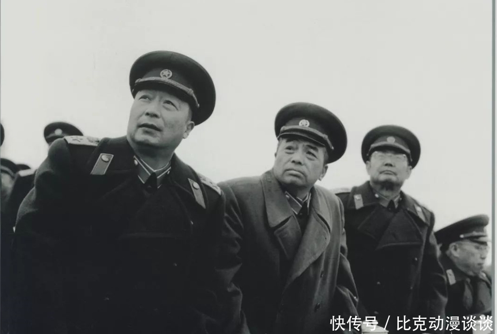 双拐|彭老总病重住院，这位上将拄着双拐去探望，哨兵呵斥他，不让进门