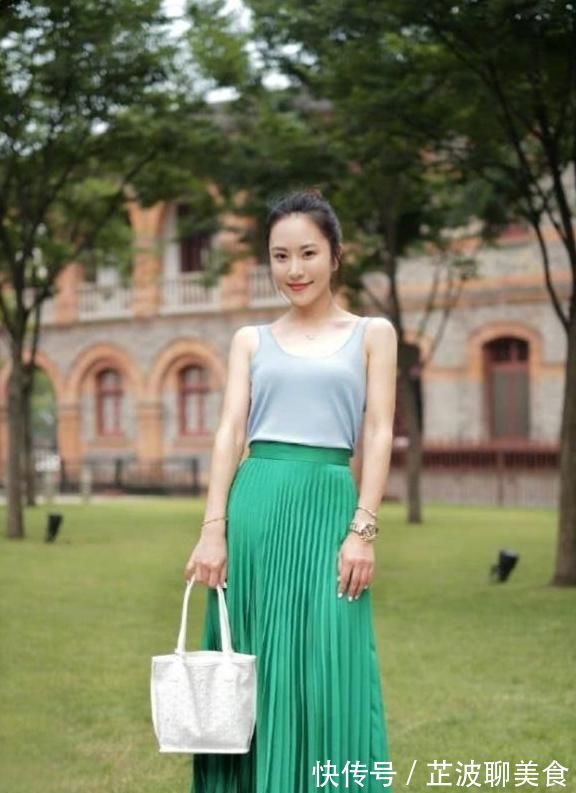 小姐姐|简洁大方的裙子搭配很显气场,可以瞬间提升你时尚的格调