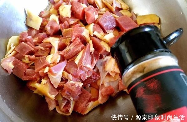 继老干妈之后,又有一种中国美食在国外爆火,老外根本停不下来