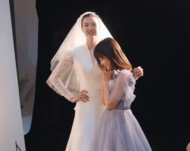 女排|张常宁和美女主持拍婚纱照,女排主攻心情大好,老公并未现身