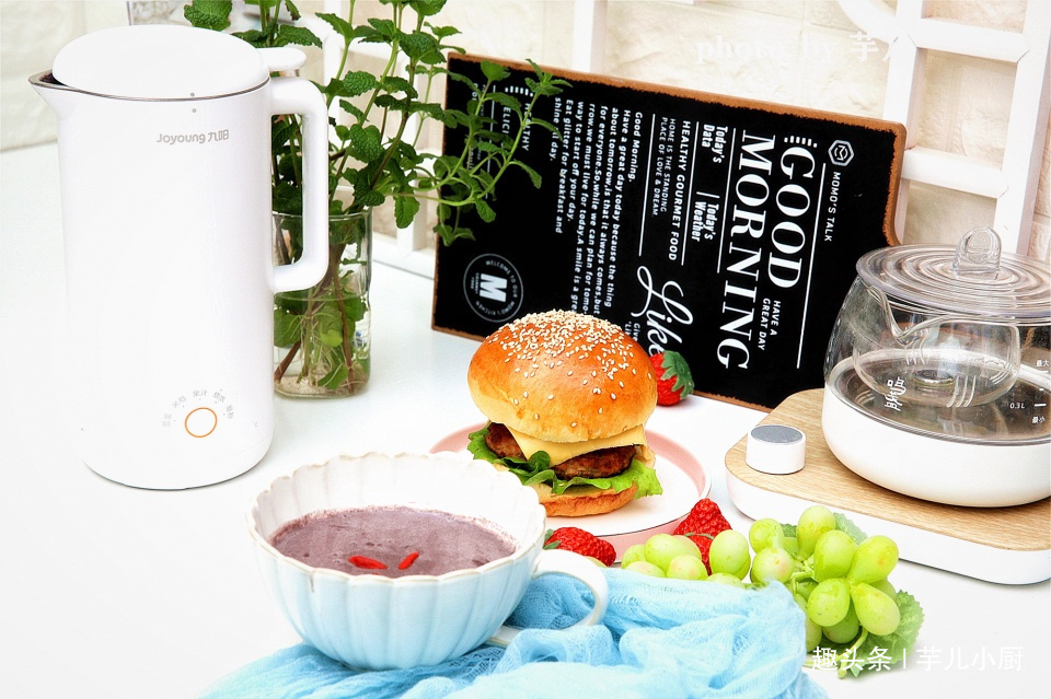 女人要漂亮多喝三黑米糊，做法简单快捷，香浓好喝，补肾乌发又养