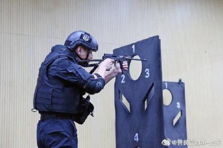 漫画|漫画天空下 是挥汗如雨的特警小哥