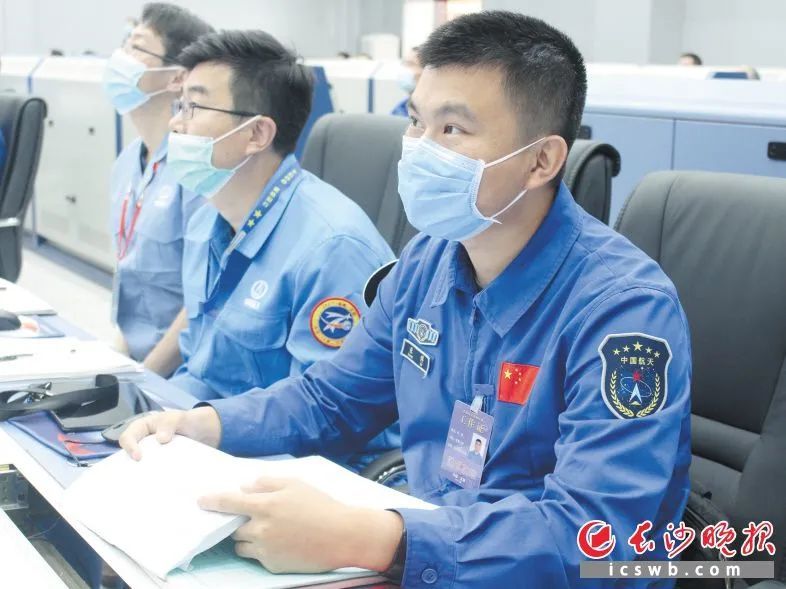 指挥员 昨夜今晨，全网围观！4位湖南人现场见证