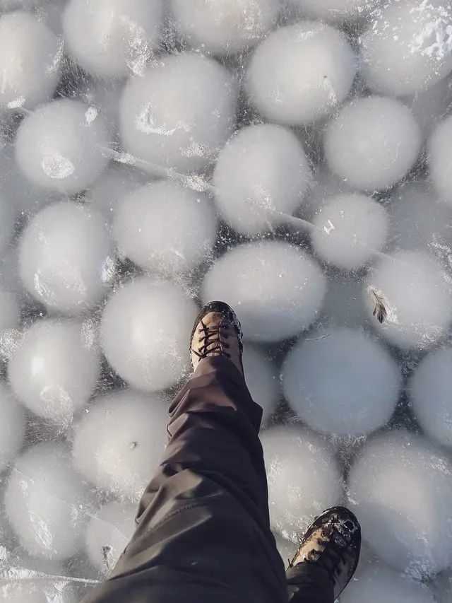 冰雪|吉林一湖出现满湖“汤圆”，大如篮球多达数十万，天然的还是人造的？