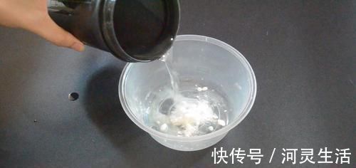 塑料打包盒不要扔, 放在卫生间里有大用处, 能帮家里省下不少钱