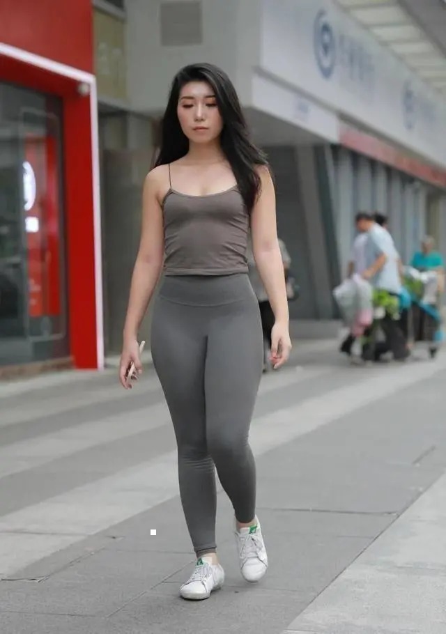 半身裤 灰色打底裤搭配时尚短款吊带,突出身材比例,展现大长腿