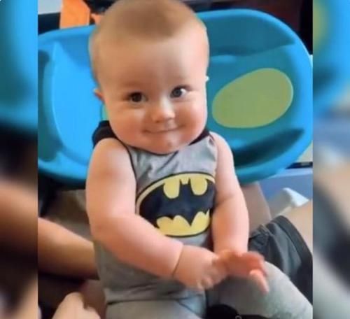 害羞|1岁萌宝“偷瞄”爸爸走红,害羞模样太可爱,网友心都被萌化了