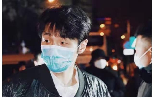 李荣浩太接地气了，坐面包车去参加央视春晚彩排，毫无大明星架子
