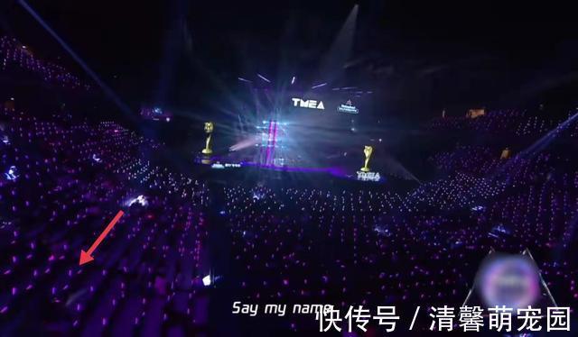 年末晚會變尷尬現(xiàn)場：座位插熒光棒充當(dāng)觀眾，七大獎無人到場領(lǐng)取