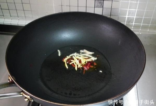 加适量|秋天这肉再贵也要买,和尖椒是绝配,简单1炒,一盘不够吃