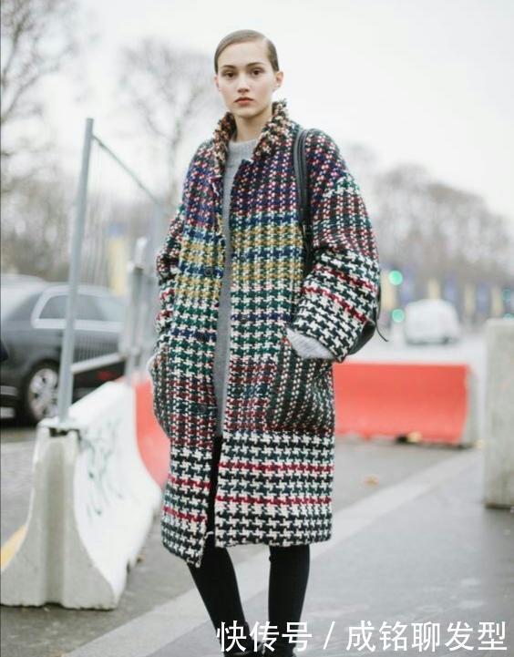 今年冬天流行什么大衣？优雅大气的格纹大衣很火，美得高级不撞衫