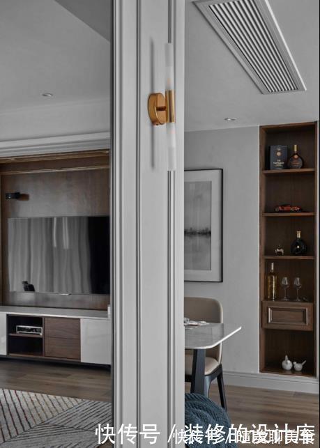 镜面|104平现代风两居室,美式元素护墙板,构建高雅生活空间