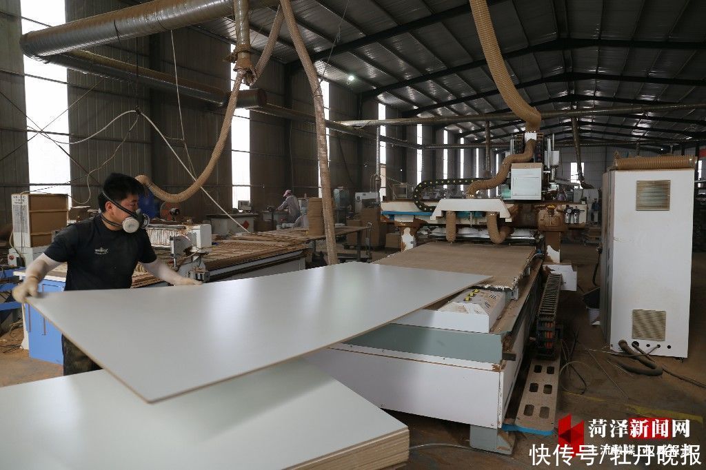 小板凳|定陶张湾镇：小板凳撬动大产业，电商连通致富路