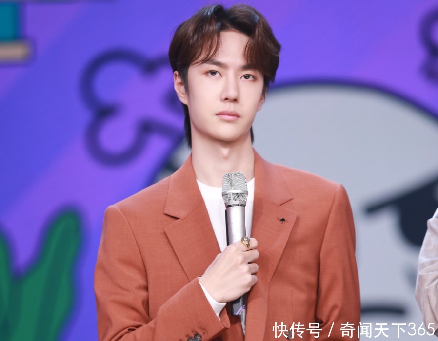 王一博带病录制节目疼到握拳,用多国语言表白被删,粉丝怒了