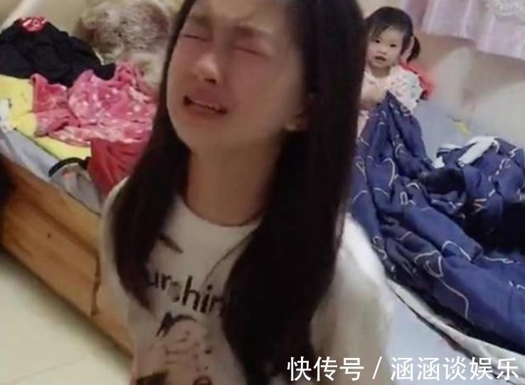 妈妈|姐姐在写作业，妈妈强行将妹妹送进姐姐房间，姐姐怒怼道你起开