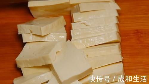 白菜炖豆腐时，先炒白菜还是先炖豆腐？大厨教你饭店做法，太香了