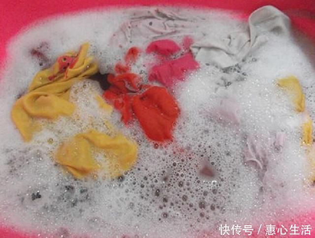 “洗衣粉”和“洗衣液”哪个好用，超市员工透露真相，以后别买错