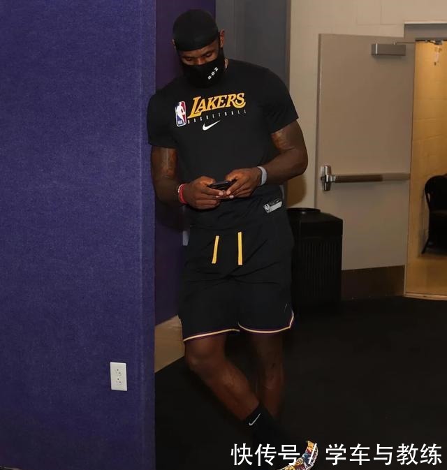 有趣|NBA球员上脚穆雷穿罗斯1代,詹姆斯的洞洞鞋很有趣