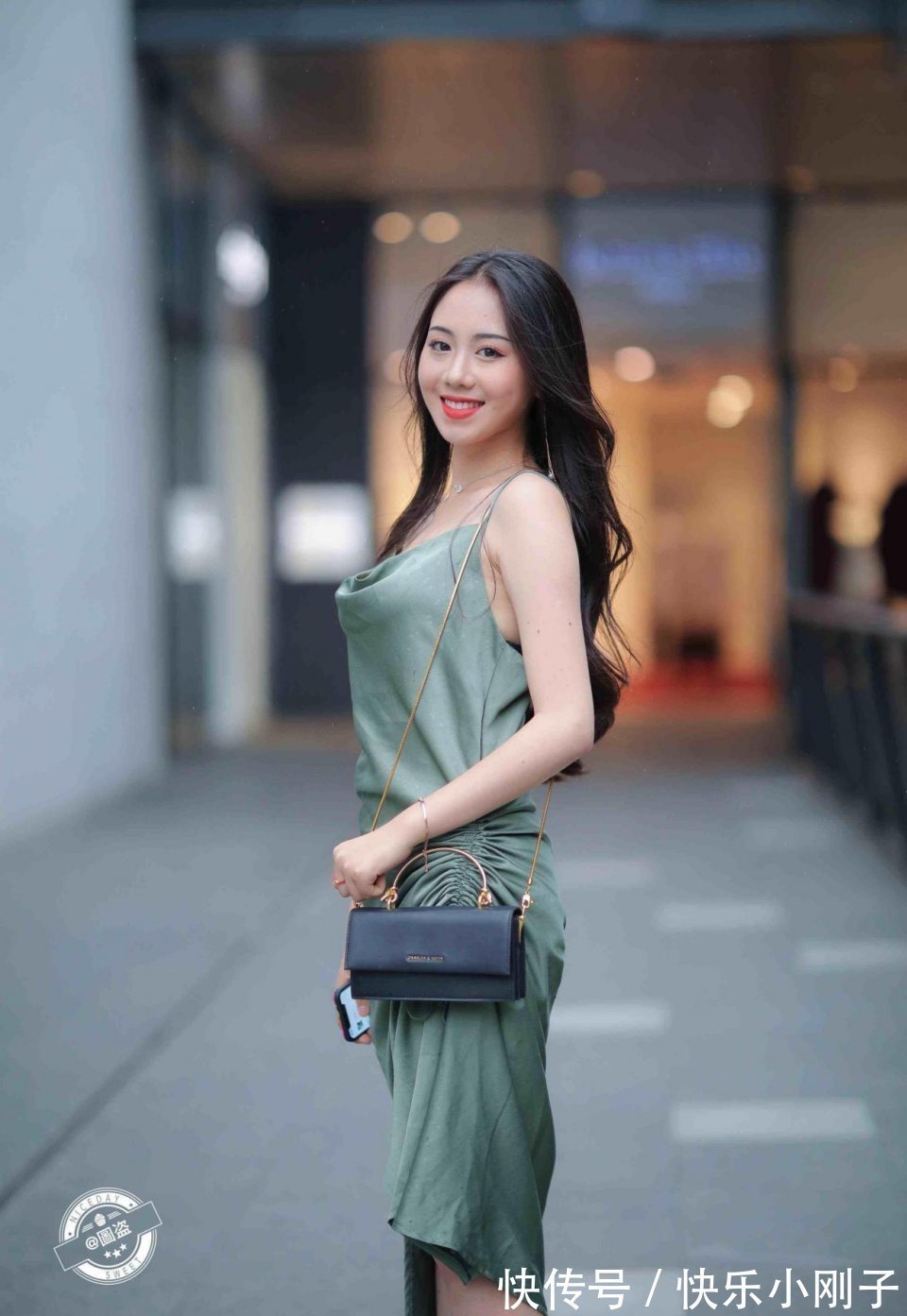 造型 美女一袭简约的连衣裙,造型才能远离沉闷感,特别好看