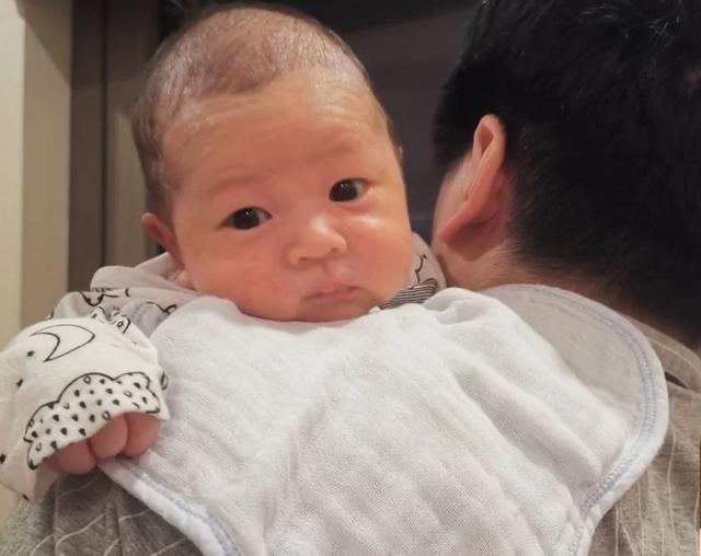 脊柱|横抱哭竖抱笑,小婴儿到底藏着怎样的“小心思”?或是聪明的表现