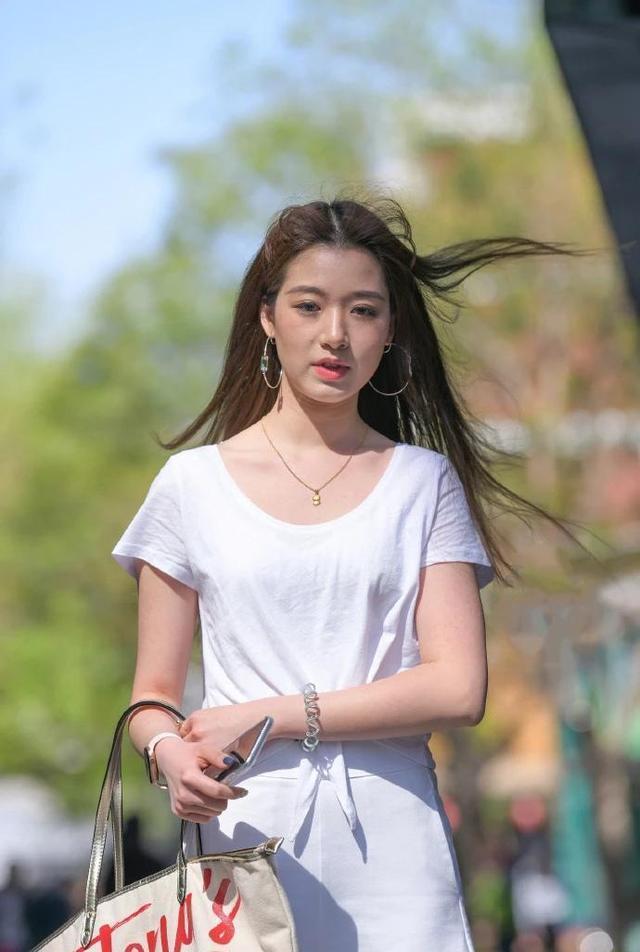 小蛮腰|想要穿出大长腿?可以试试高腰白色阔腿裤,搭配体恤时尚又甜美