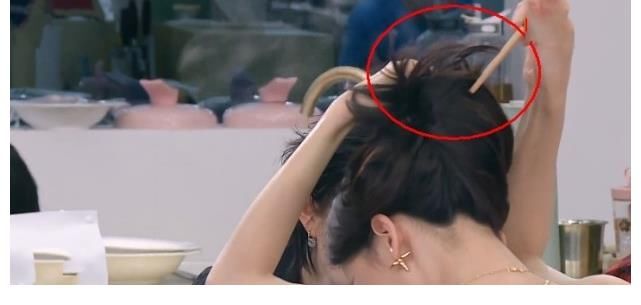 姐妹花|金晨不講衛生？用餐廳的筷子簪發，黃曉明態度讓人不由得羨慕baby