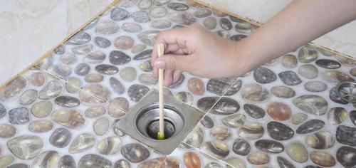 下水道|卫生间里放2根筷子,这个用途太聪明了,一年省下不少钱,学学吧