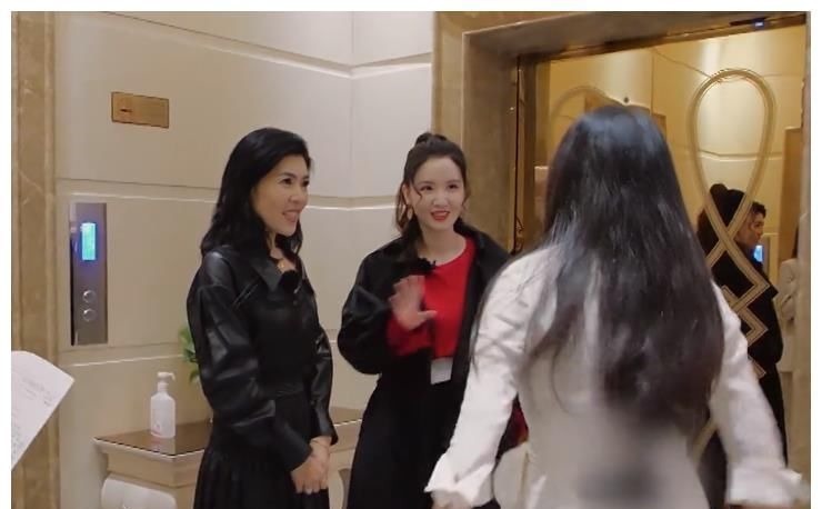 参加茶话会,董明珠和张萌的到场时间,体现出了商人和艺人的差距