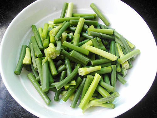 蒜苔炒肉时，蒜苔直接下锅炒大错特错，多加一步，更香又入味