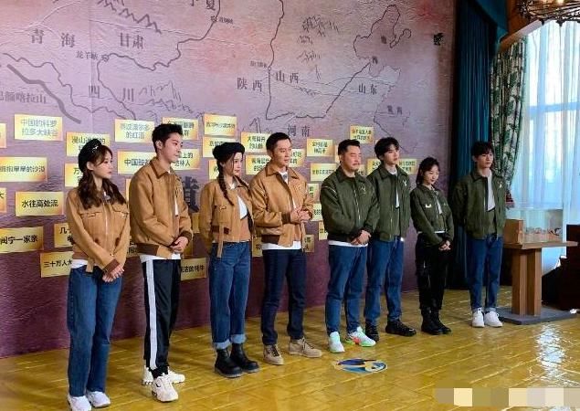  baby|跑男路透邓紫棋王霏霏加入，baby紧身裤显胯大，邓紫棋成一米五