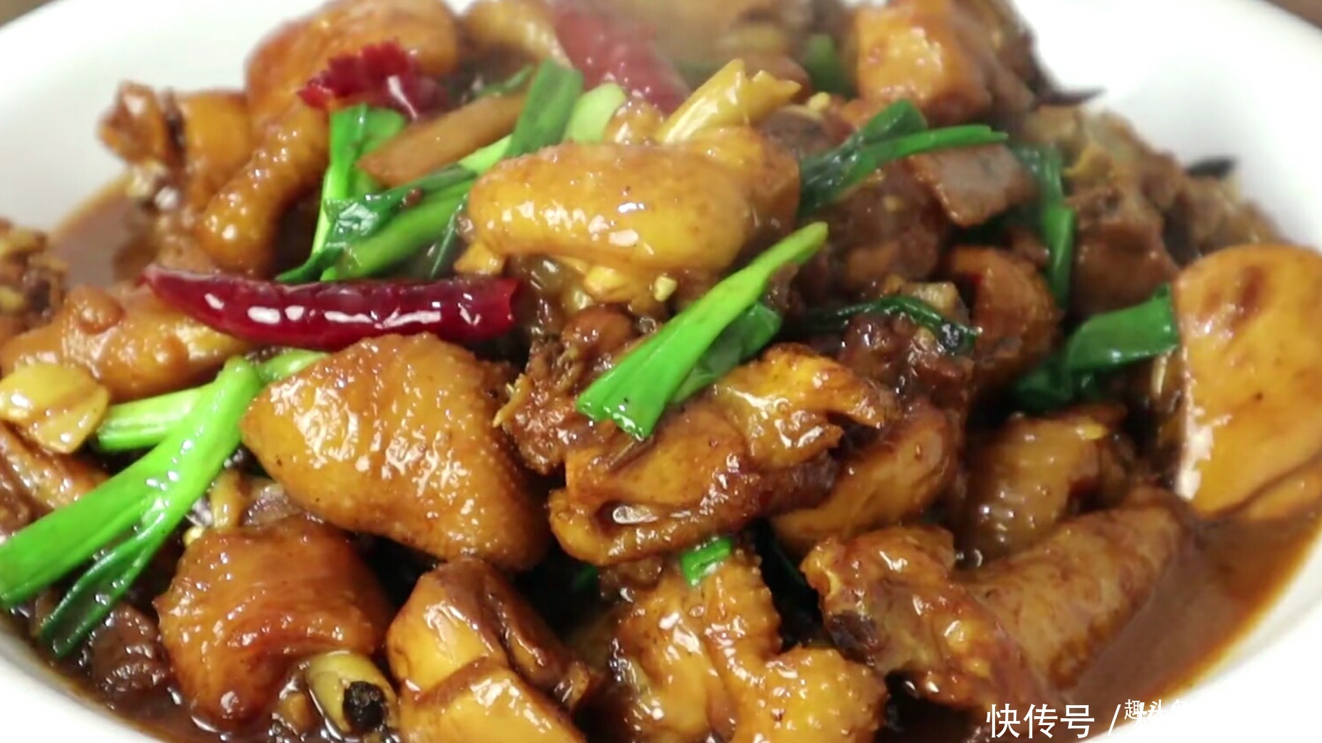 好吃|大厨教你“蚝油焖鸡”最好吃的做法,肉质鲜香嫩滑,味道巴适
