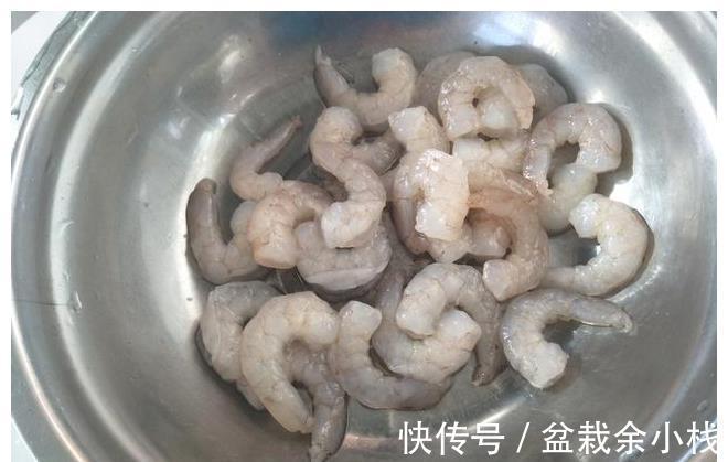 诀窍|包三鲜馅饺子时,想要不破皮不露馅,教你小诀窍,饺子好吃不出汤