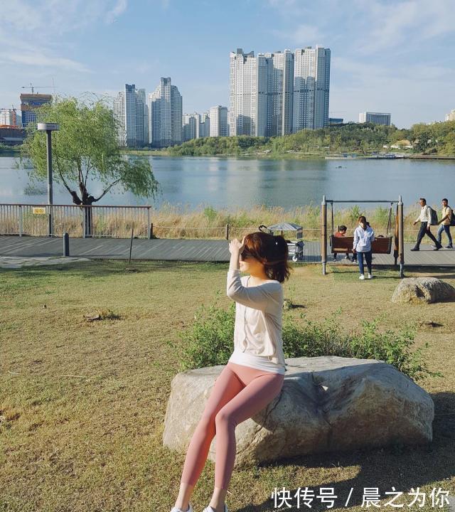 穿搭 -打底裤穿出时尚朝气,平添了可爱气息