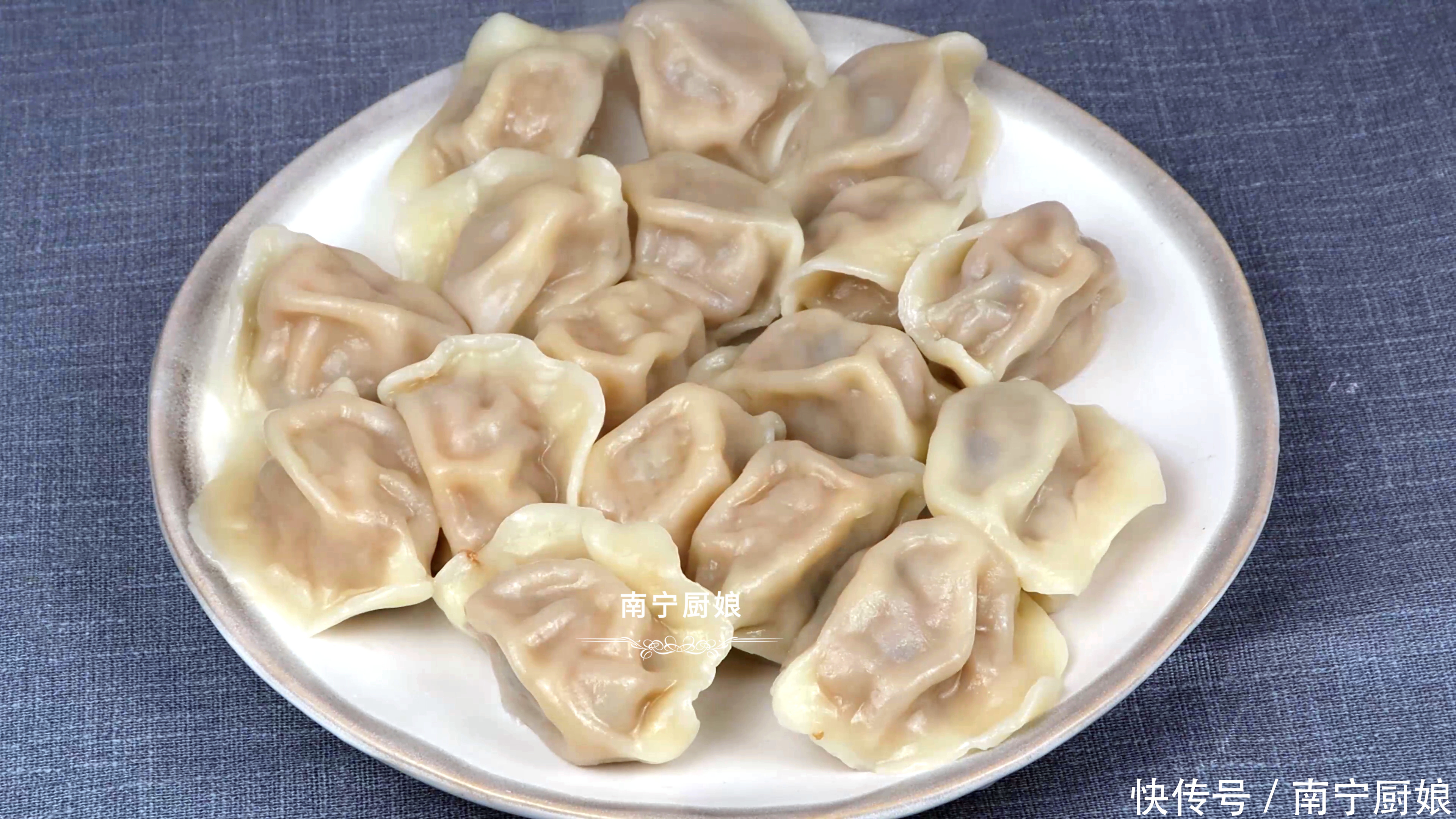 煮冻饺子时，冷水还是开水下锅好？教你正确煮法，饺子完整不破皮