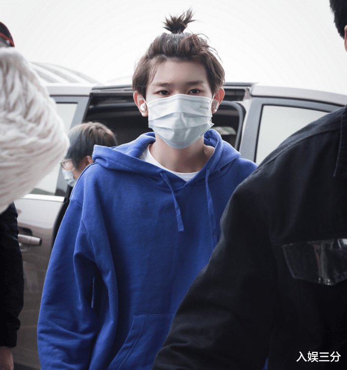 《谁是宝藏歌手》刚播，王源转身又录别的新综，就连发型都很惹眼